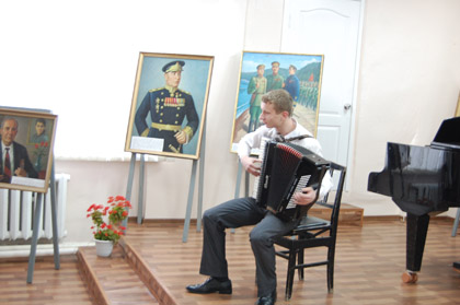 Стеблюк Денис исполняет музыкальную композицию Росена "Карусель"